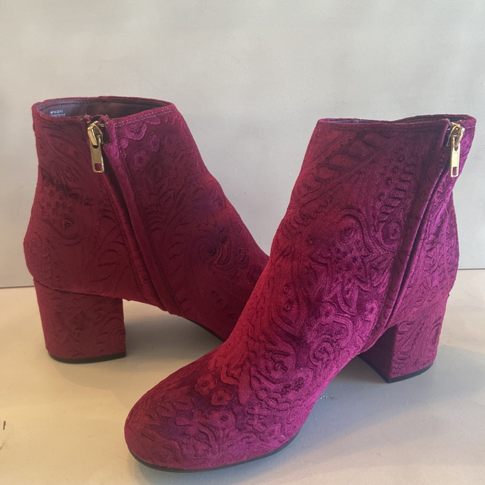 Zigi Soho burgundy Nydia  style tapestry vibe stacked heel shoe boots.  9 1/2